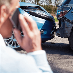 Foto de persona hablando por telefono llamando a su seguro porque choco con el auto