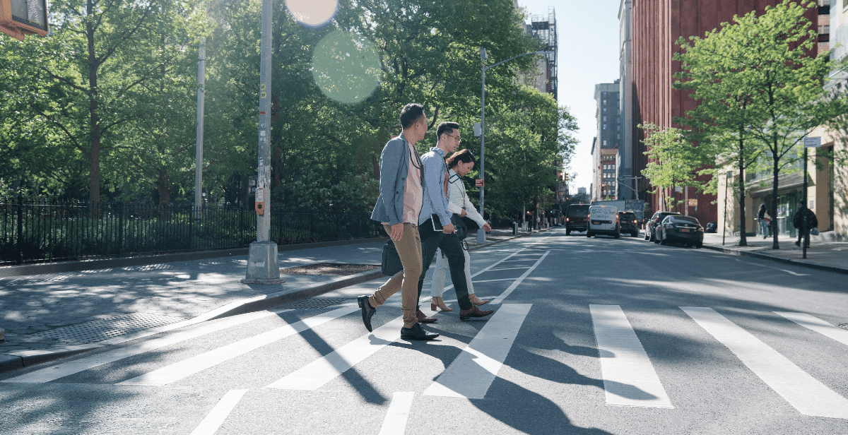 Peatones cruzando la calle