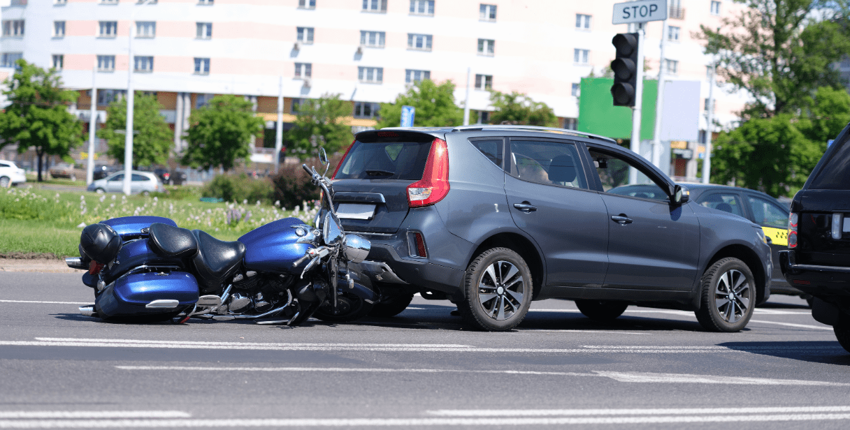 Accidente de Moto con un auto en la calle
