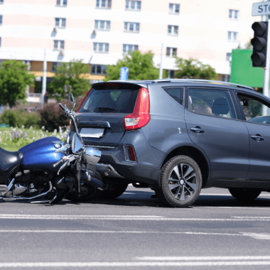 Accidente de Moto con un auto en la calle