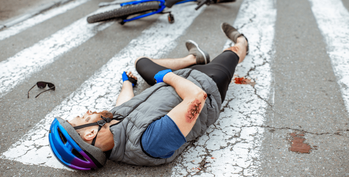 Hombre tirado en el piso por lesion por accidente de tansito